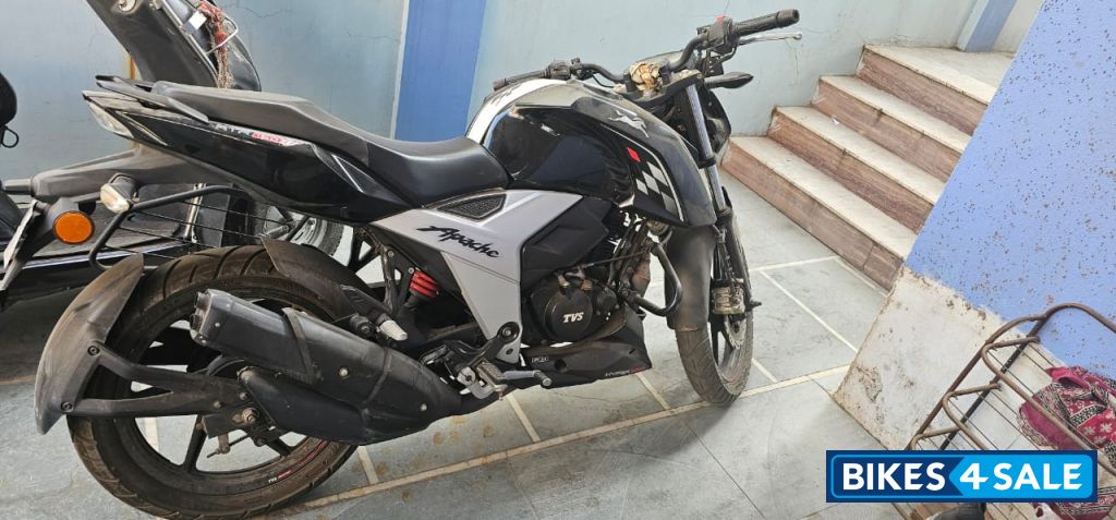 Black TVS Apache RTR 160 4V