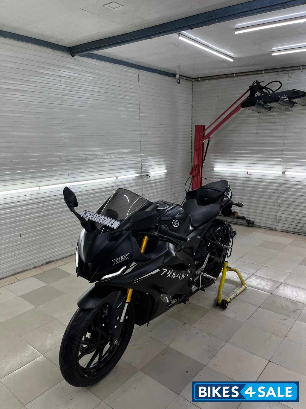 Black Yamaha R15 V4