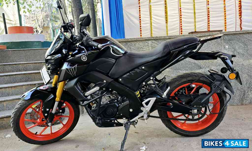 Black Yamaha MT-15 BS6