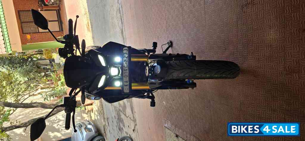 Black Yamaha MT-15 BS6