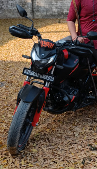 Black And Red Hero Xtreme 160R Stealth Edition