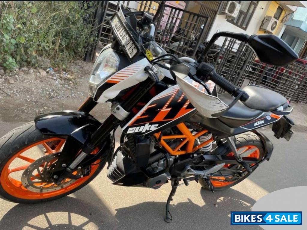 White KTM Duke 390 White KTM Duke 390