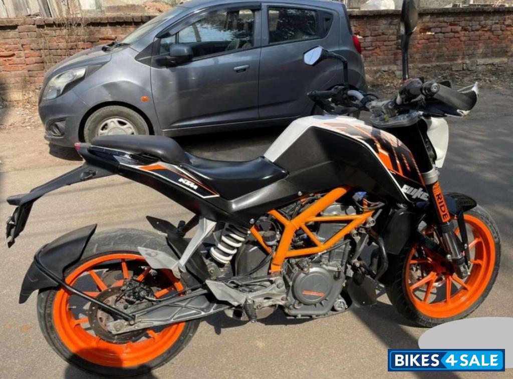 White KTM Duke 390 White KTM Duke 390