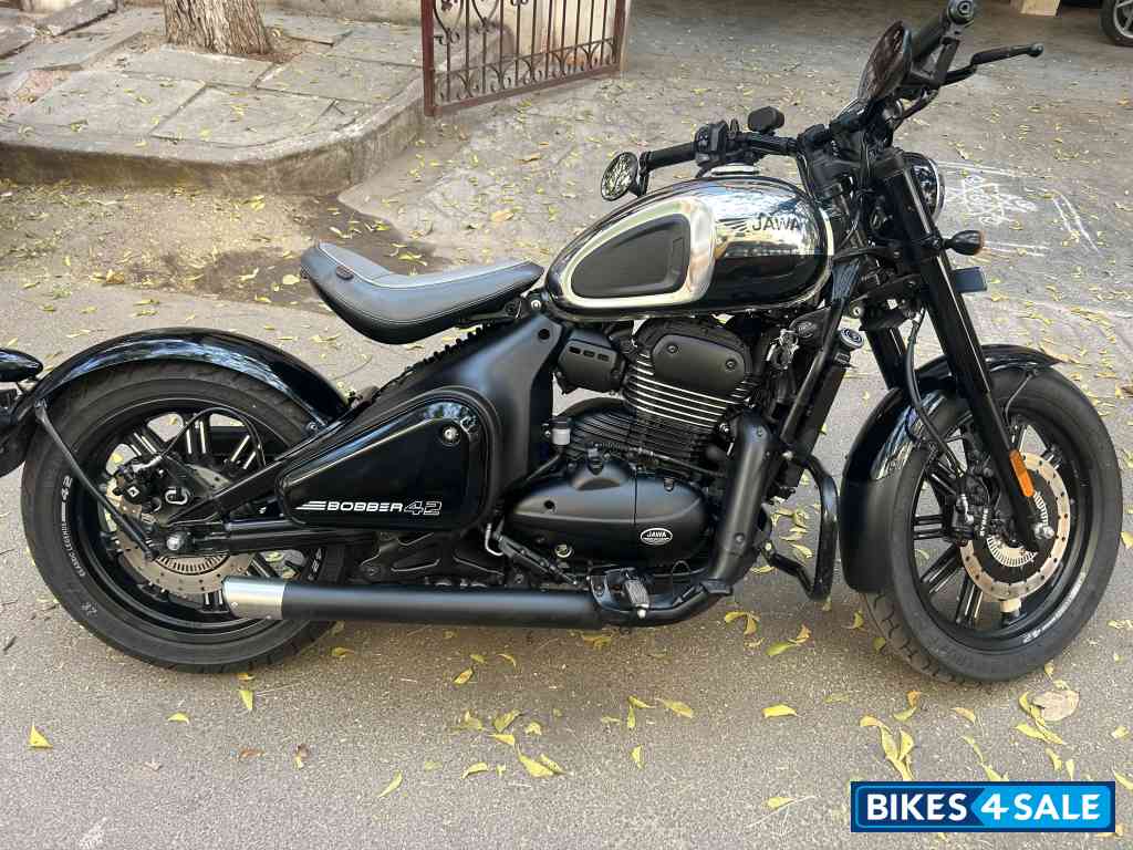 Jawa 42 Bobber Black Mirror