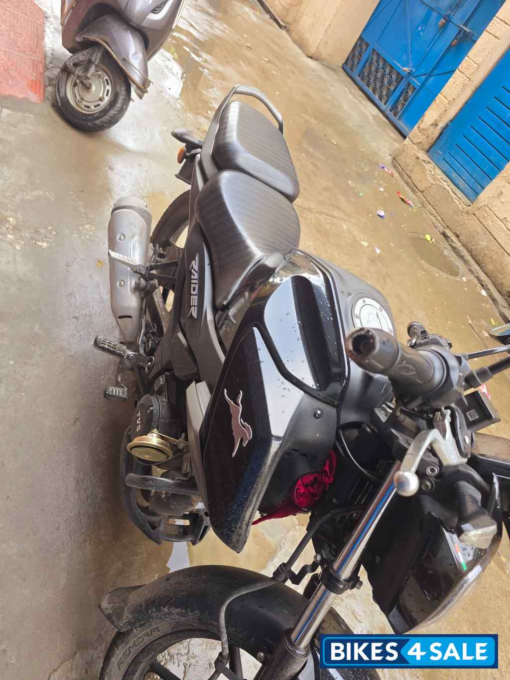 Black TVS Raider 125