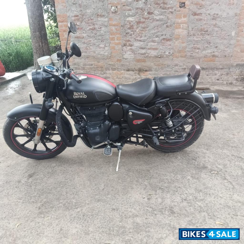Royal Enfield Classic Stealth Black
