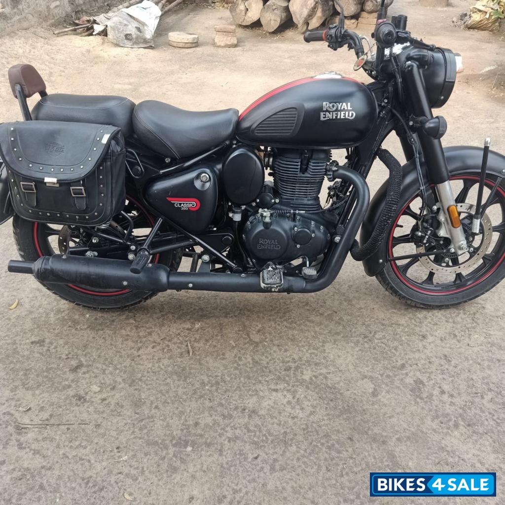 Royal Enfield Classic Stealth Black