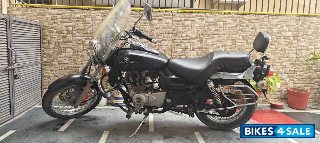 Black Bajaj Avenger 220 DTS-i
