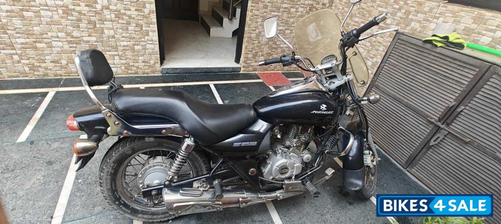 Black Bajaj Avenger 220 DTS-i