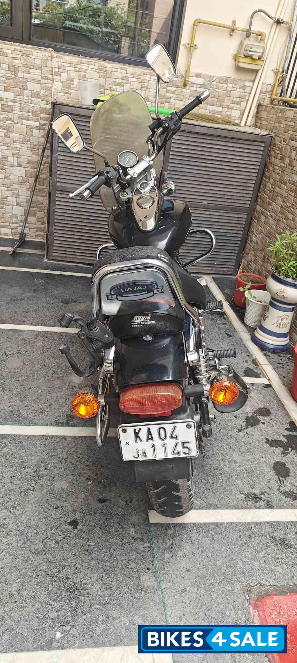 Black Bajaj Avenger 220 DTS-i