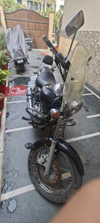 Black Bajaj Avenger 220 DTS-i