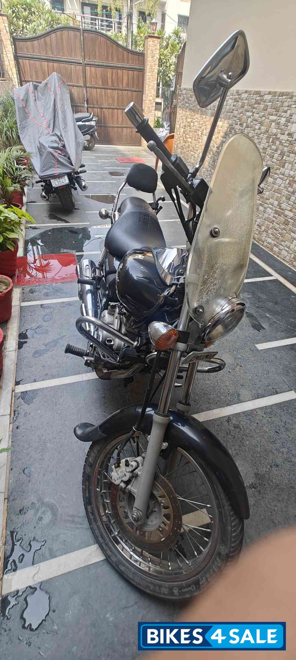 Black Bajaj Avenger 220 DTS-i
