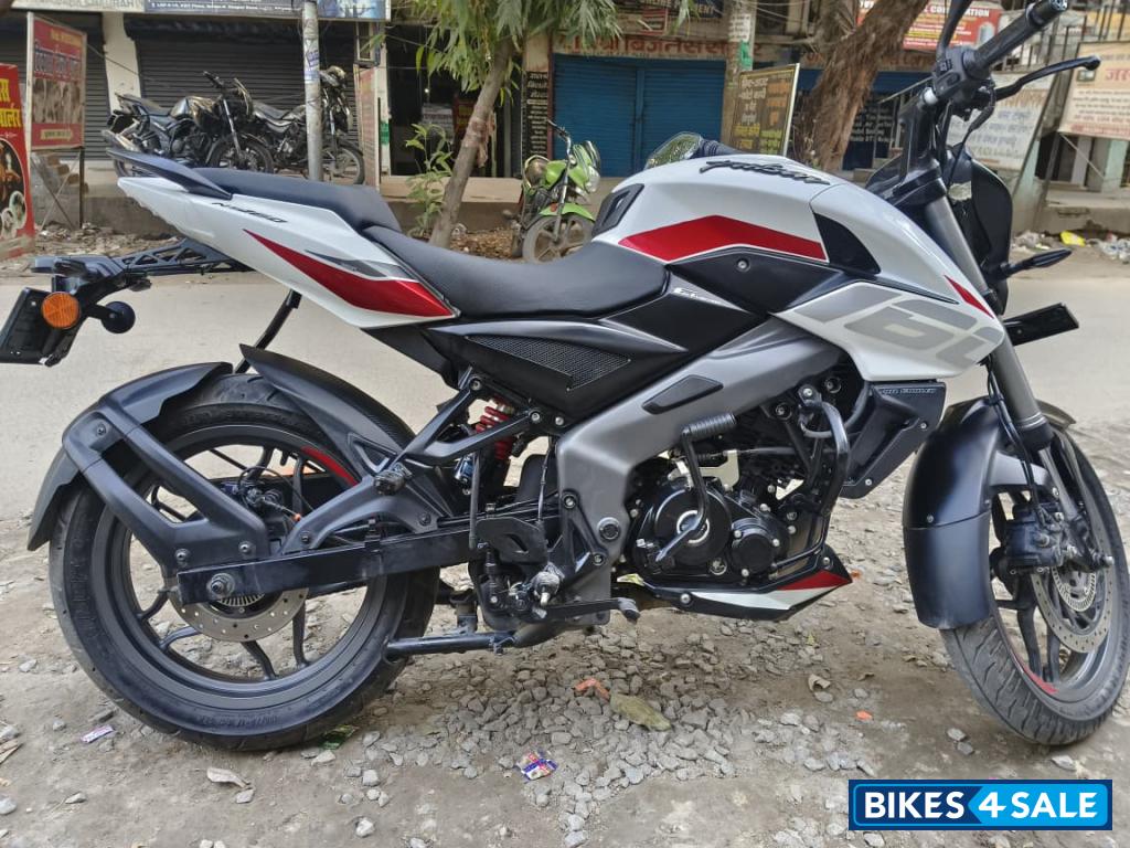White Bajaj Pulsar NS 160 BS6