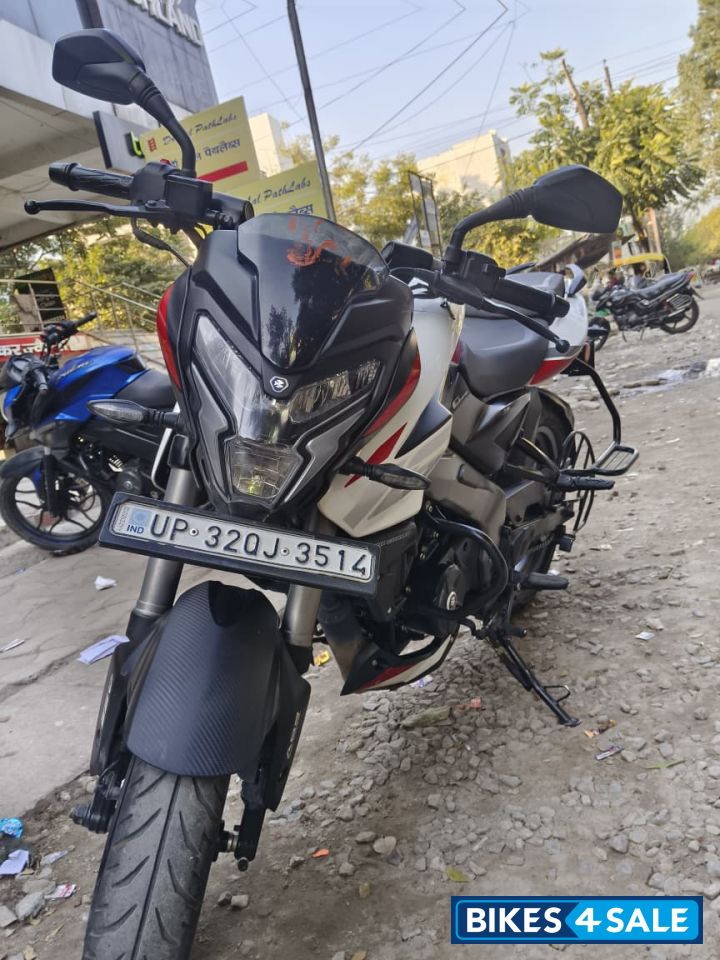 White Bajaj Pulsar NS 160 BS6