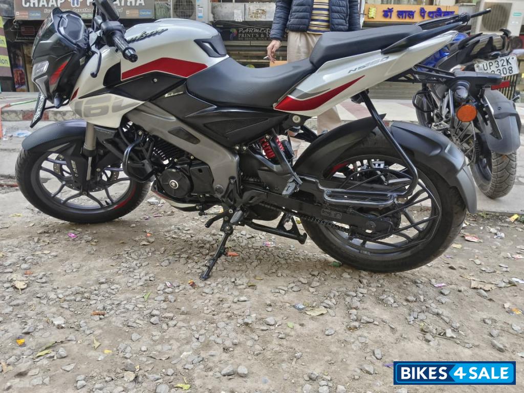 White Bajaj Pulsar NS 160 BS6