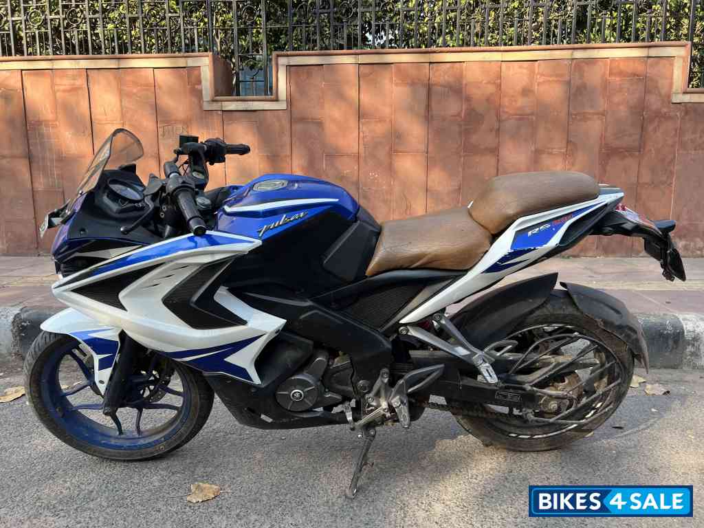 Blue/white Bajaj Pulsar RS 200