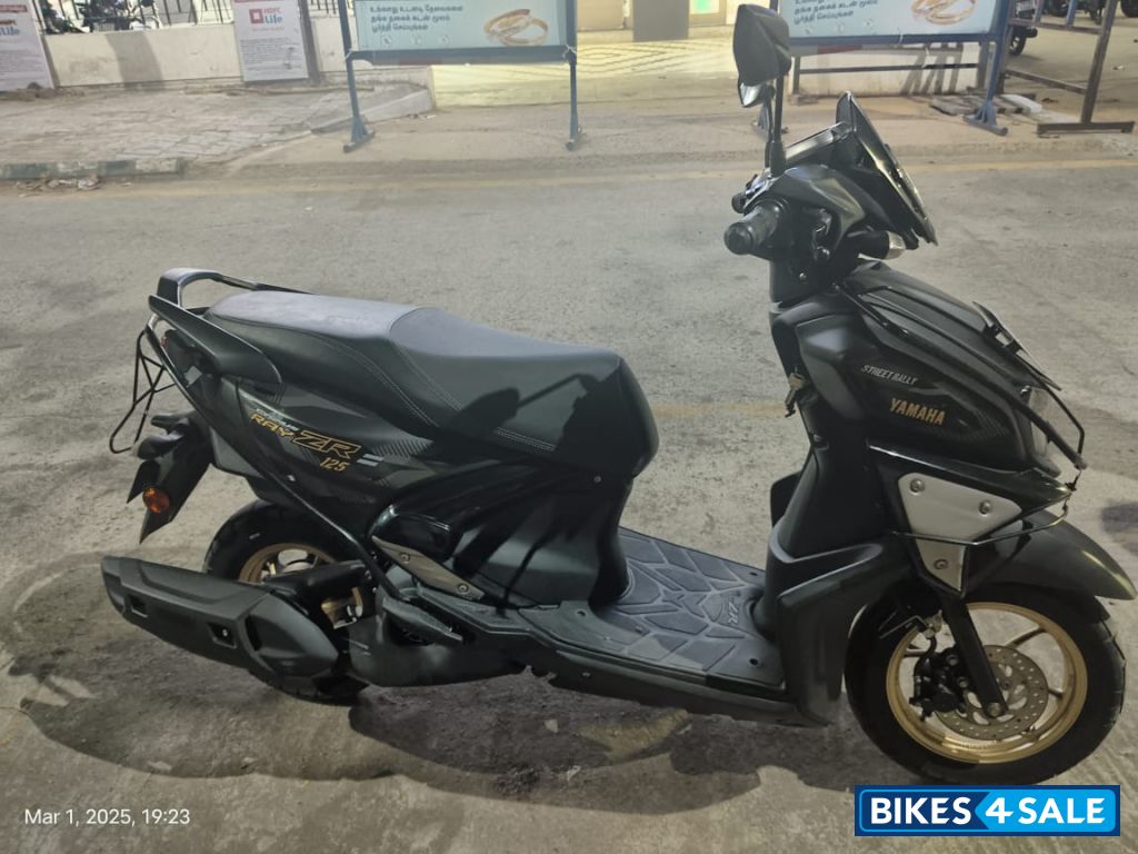 Black And Gold Yamaha Cygnus Ray ZR