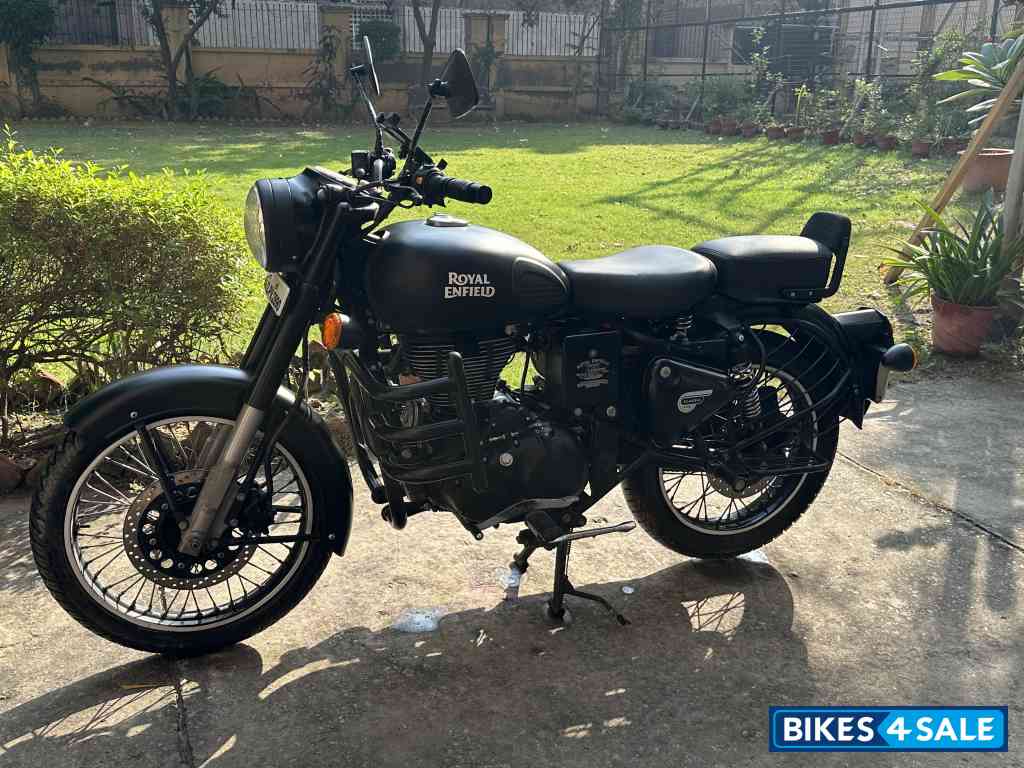 Royal Enfield Classic Stealth Black