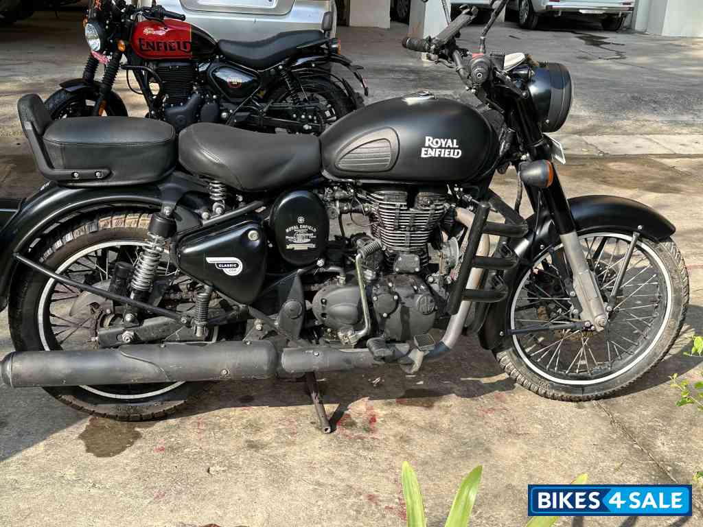 Royal Enfield Classic Stealth Black