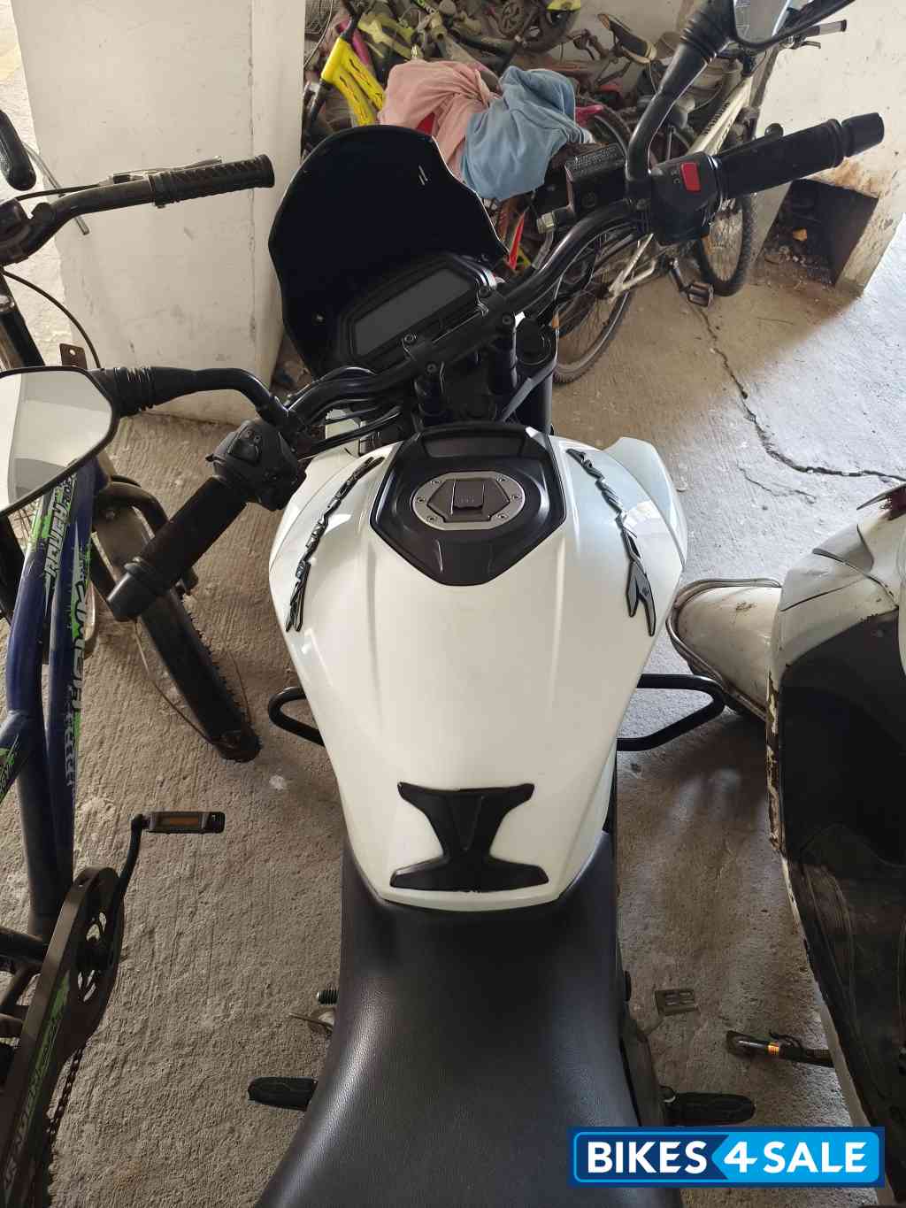 White Bajaj Dominar 400 ABS BS6
