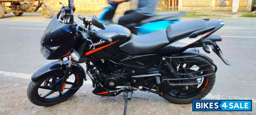 Black Bajaj Pulsar 125 Split Seat