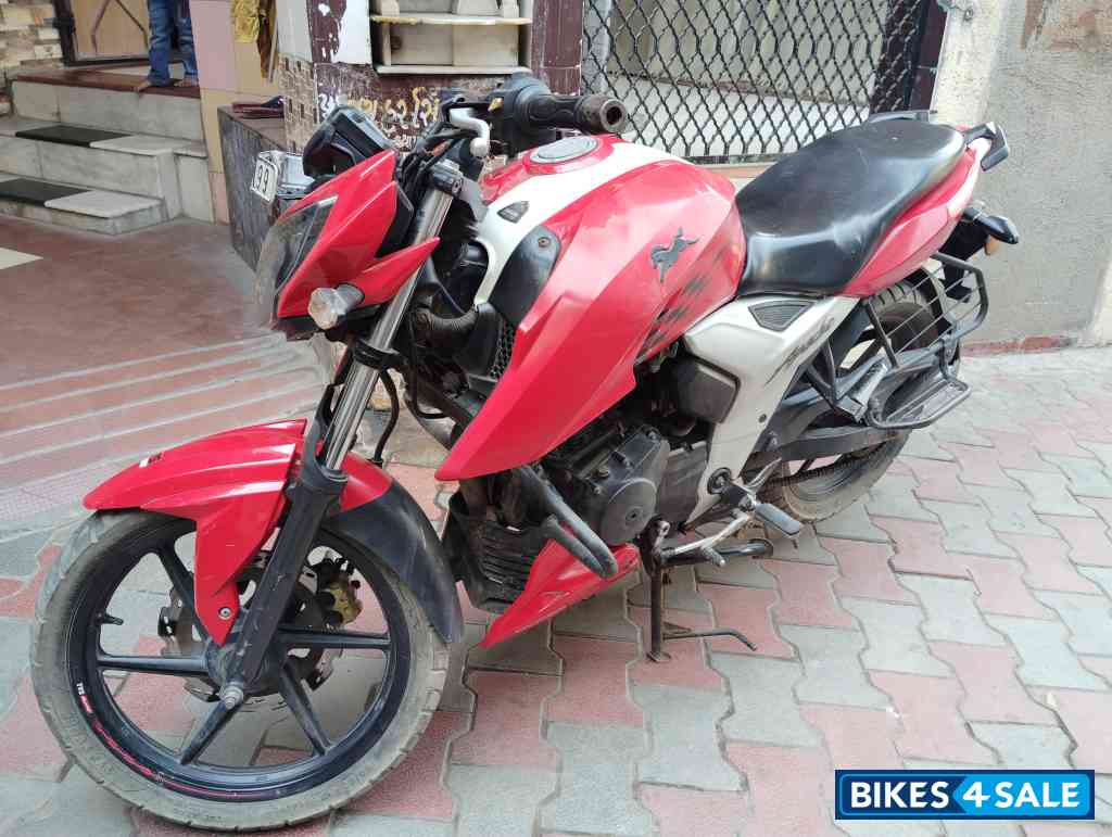 Red TVS Apache RTR 160 4V