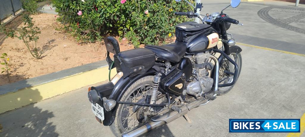 Black Royal Enfield Classic 500