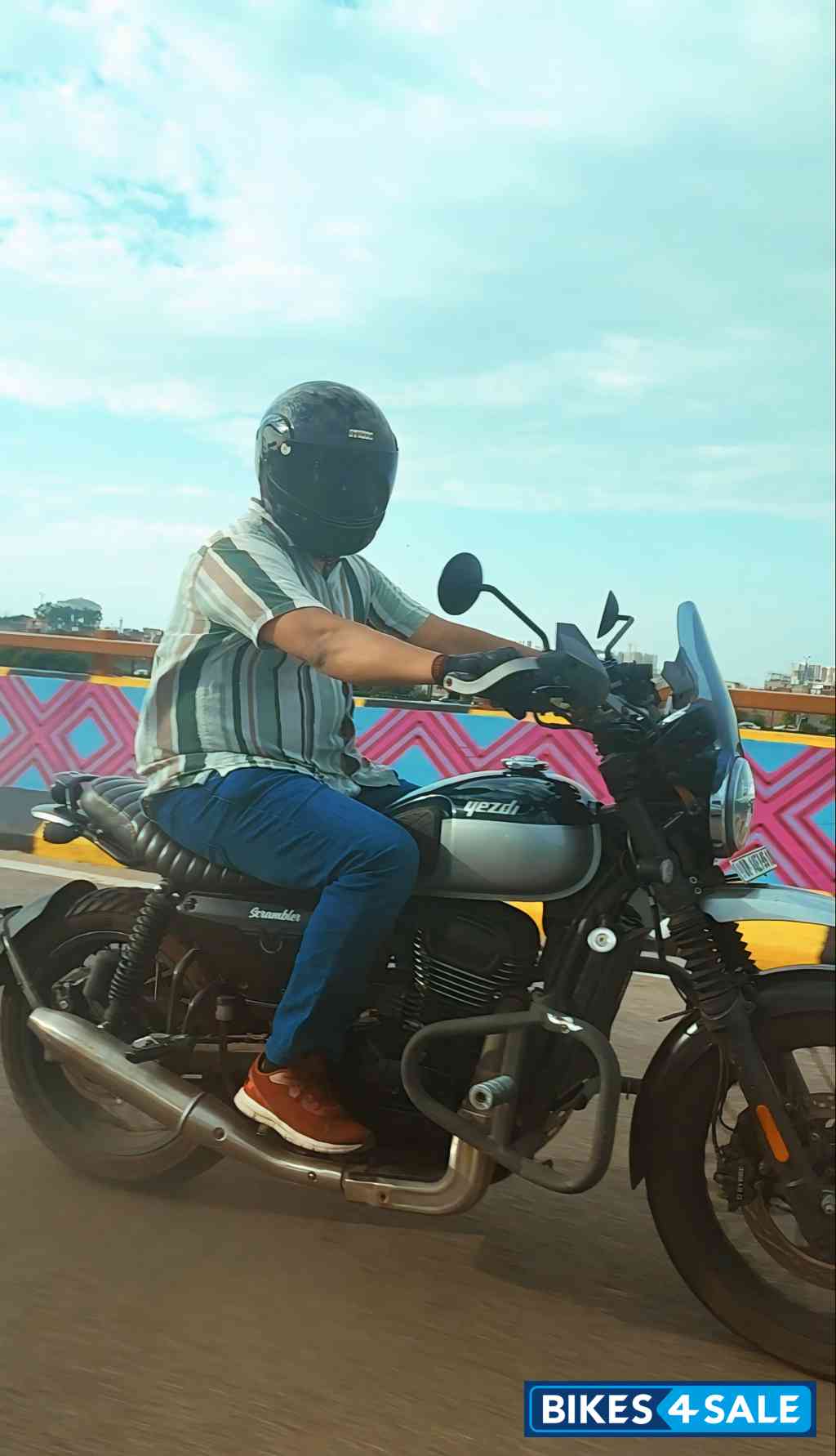 Yezdi Scrambler Dual Tone