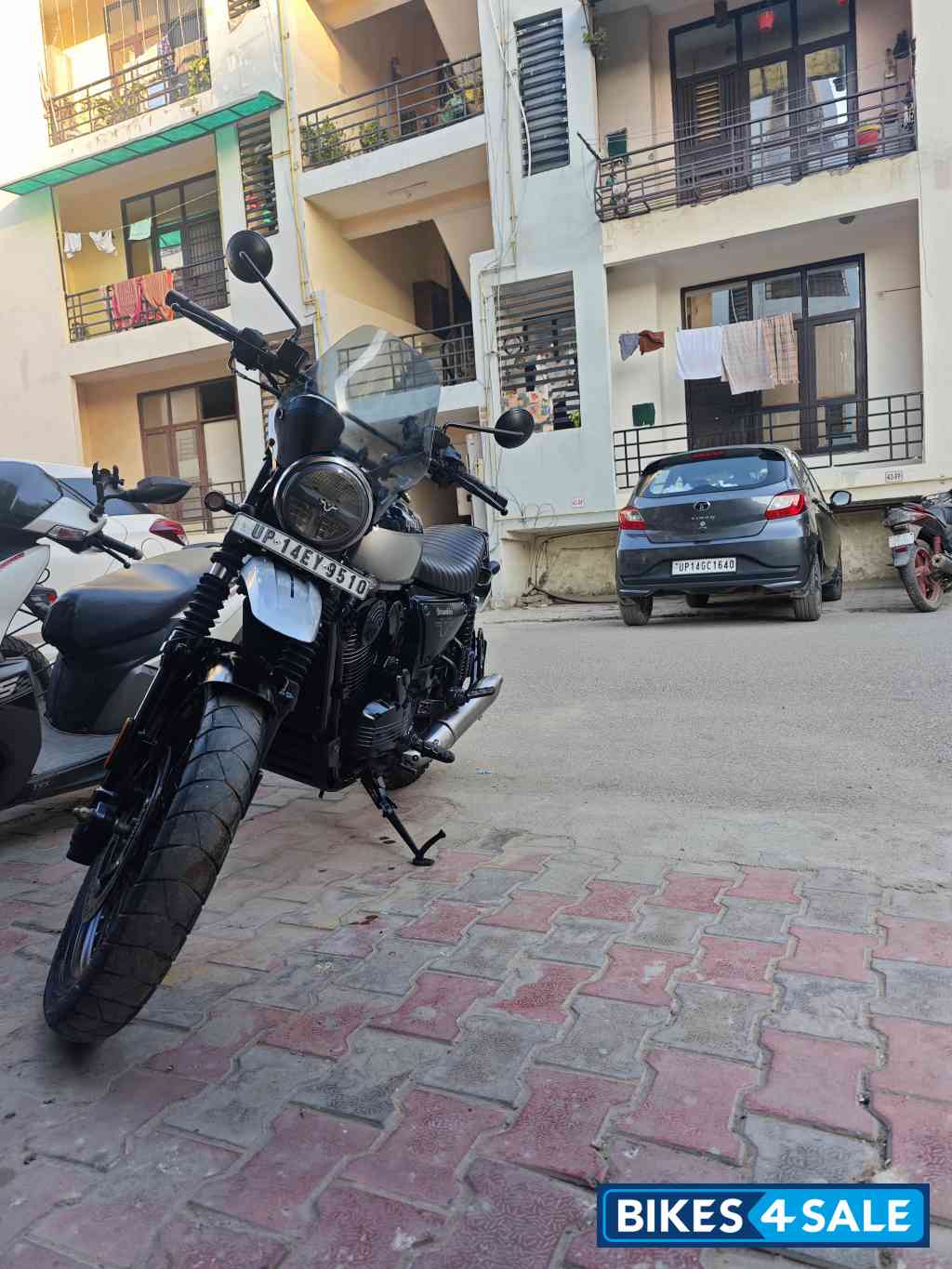 Yezdi Scrambler Dual Tone