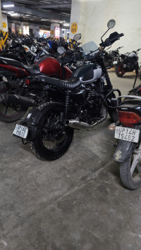 Yezdi Scrambler Dual Tone