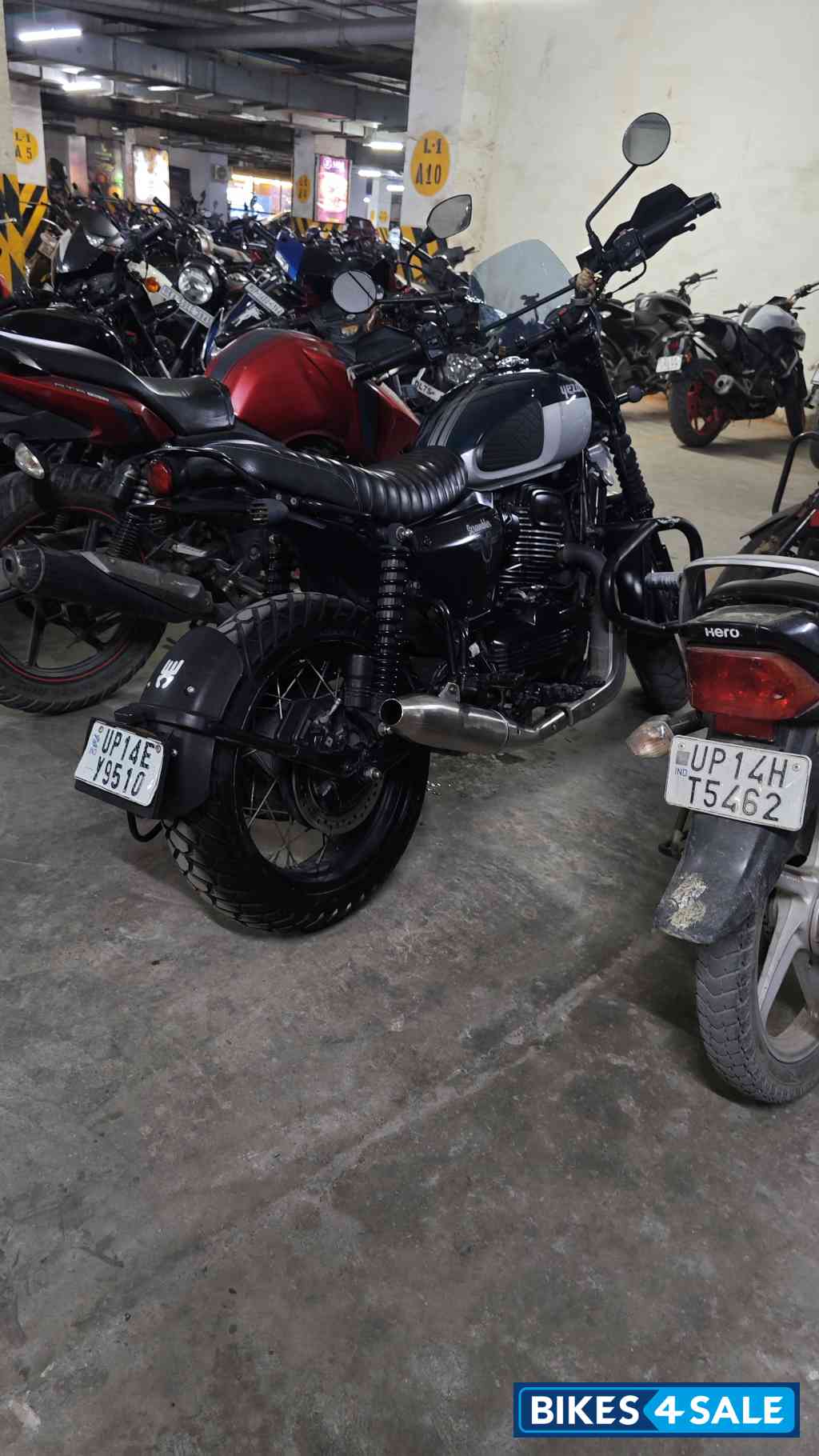 Yezdi Scrambler Dual Tone