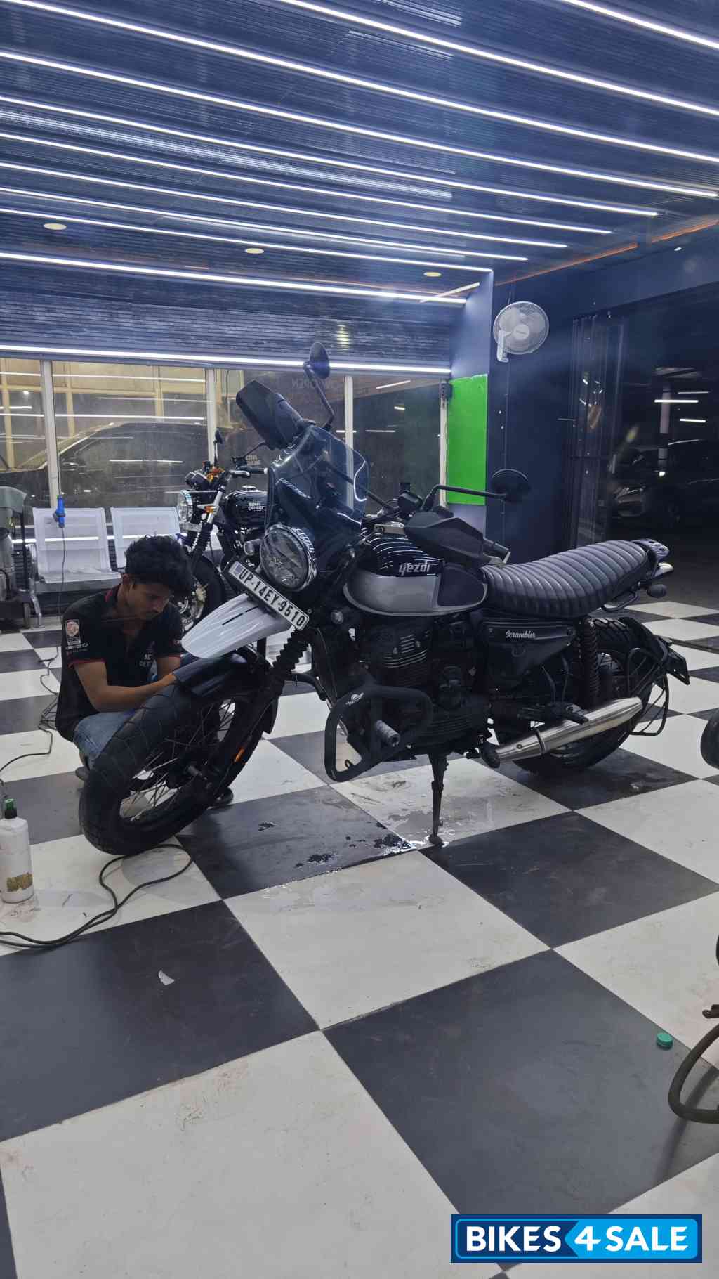 Yezdi Scrambler Dual Tone