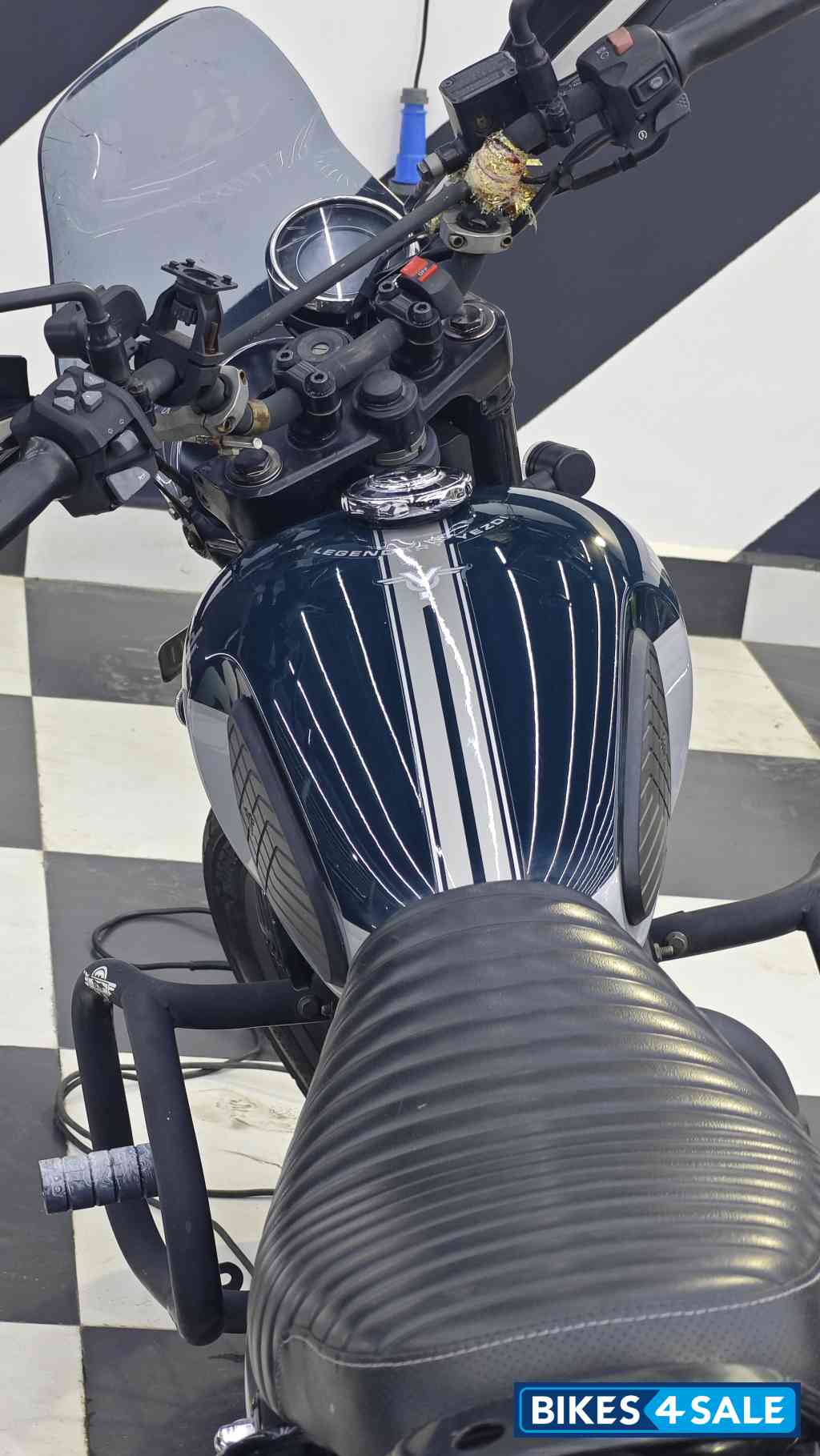 Yezdi Scrambler Dual Tone