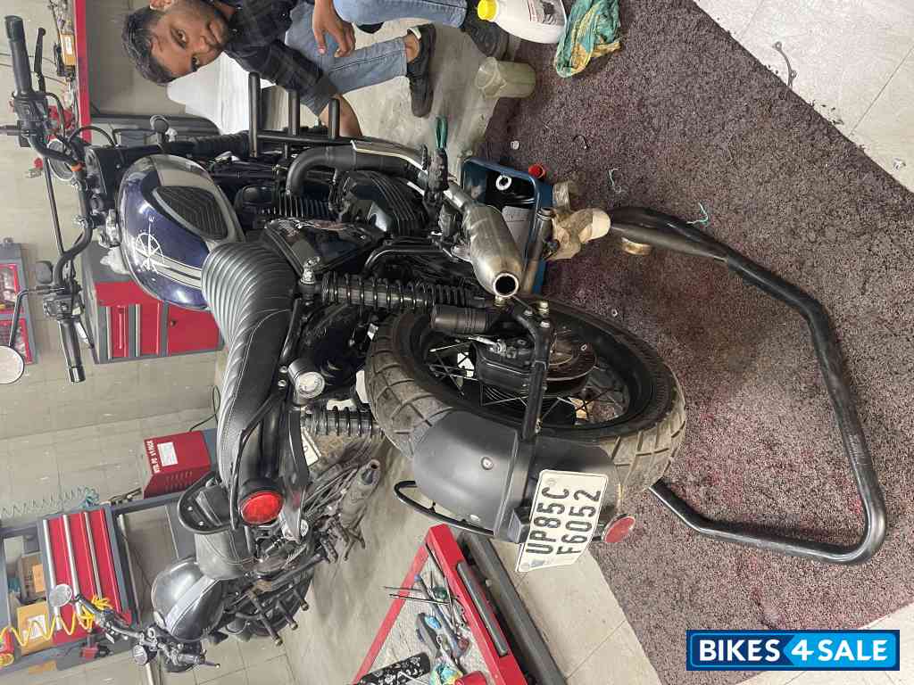 Mid Night Blue Yezdi Scrambler Dual Tone Mid Night Blue Yezdi Scrambler Dual Tone