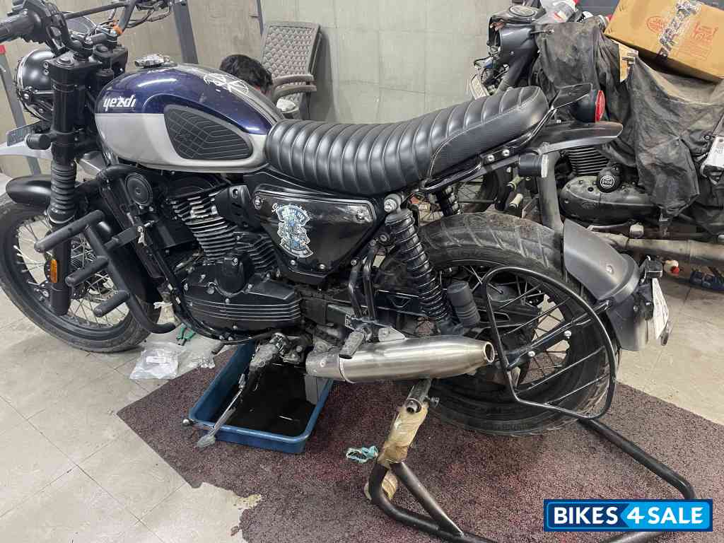 Mid Night Blue Yezdi Scrambler Dual Tone Mid Night Blue Yezdi Scrambler Dual Tone