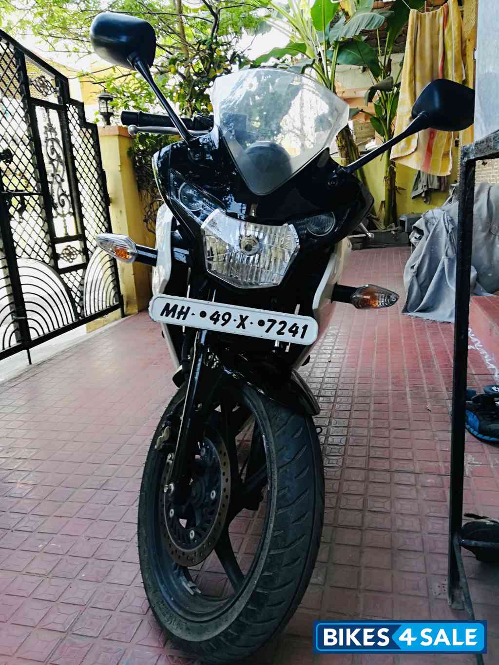 Black & White Honda CBR 150R
