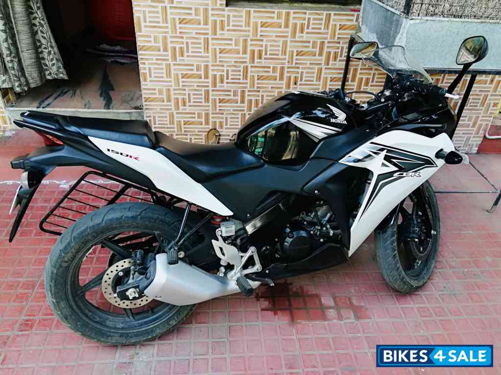 Black & White Honda CBR 150R Black & White Honda CBR 150R