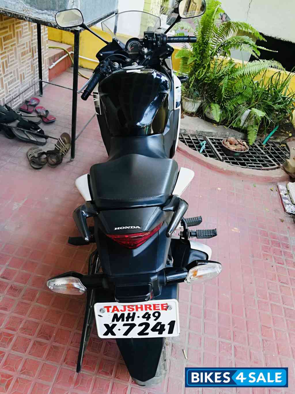 Black & White Honda CBR 150R Black & White Honda CBR 150R