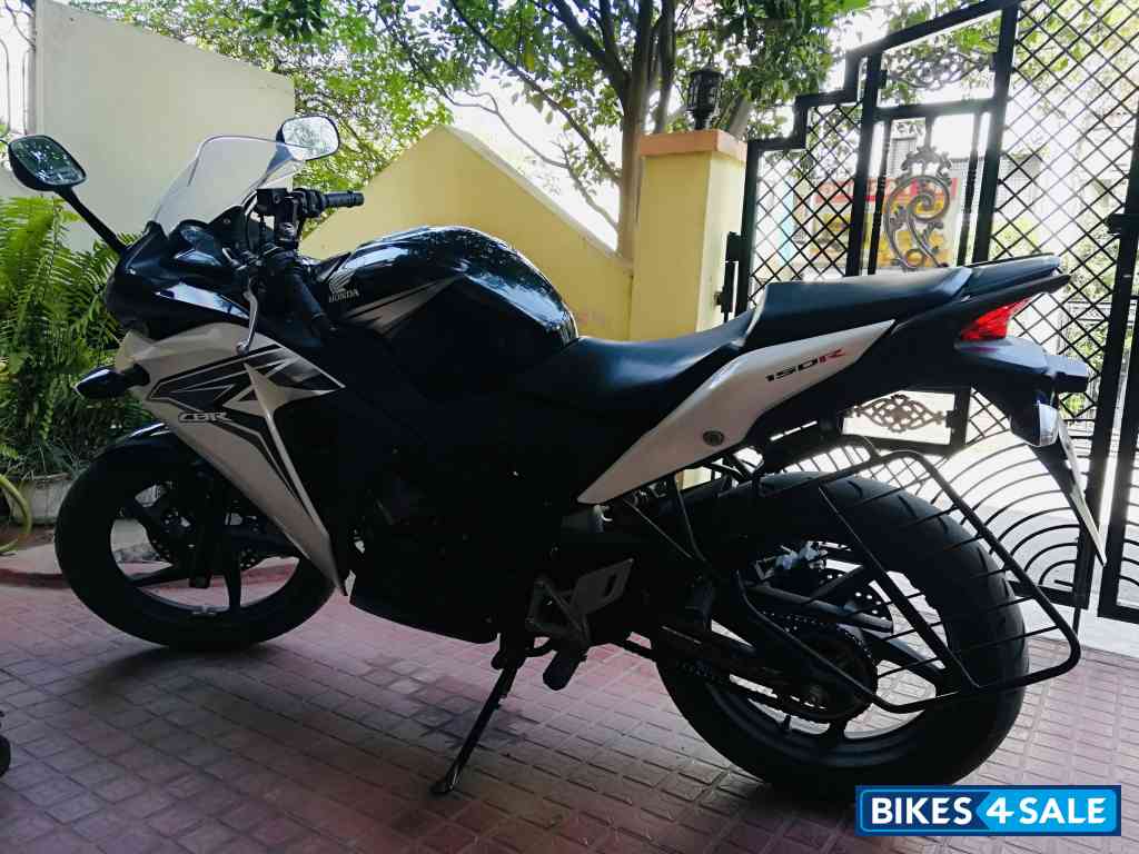 Black & White Honda CBR 150R Black & White Honda CBR 150R
