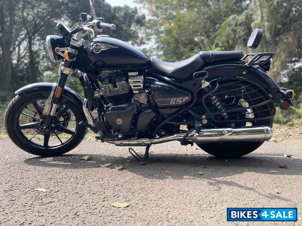 Black Royal Enfield Super Meteor 650