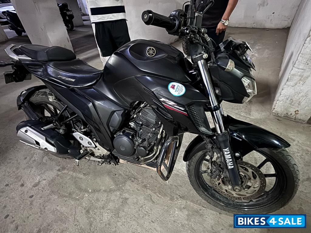 Black Yamaha FZS 25