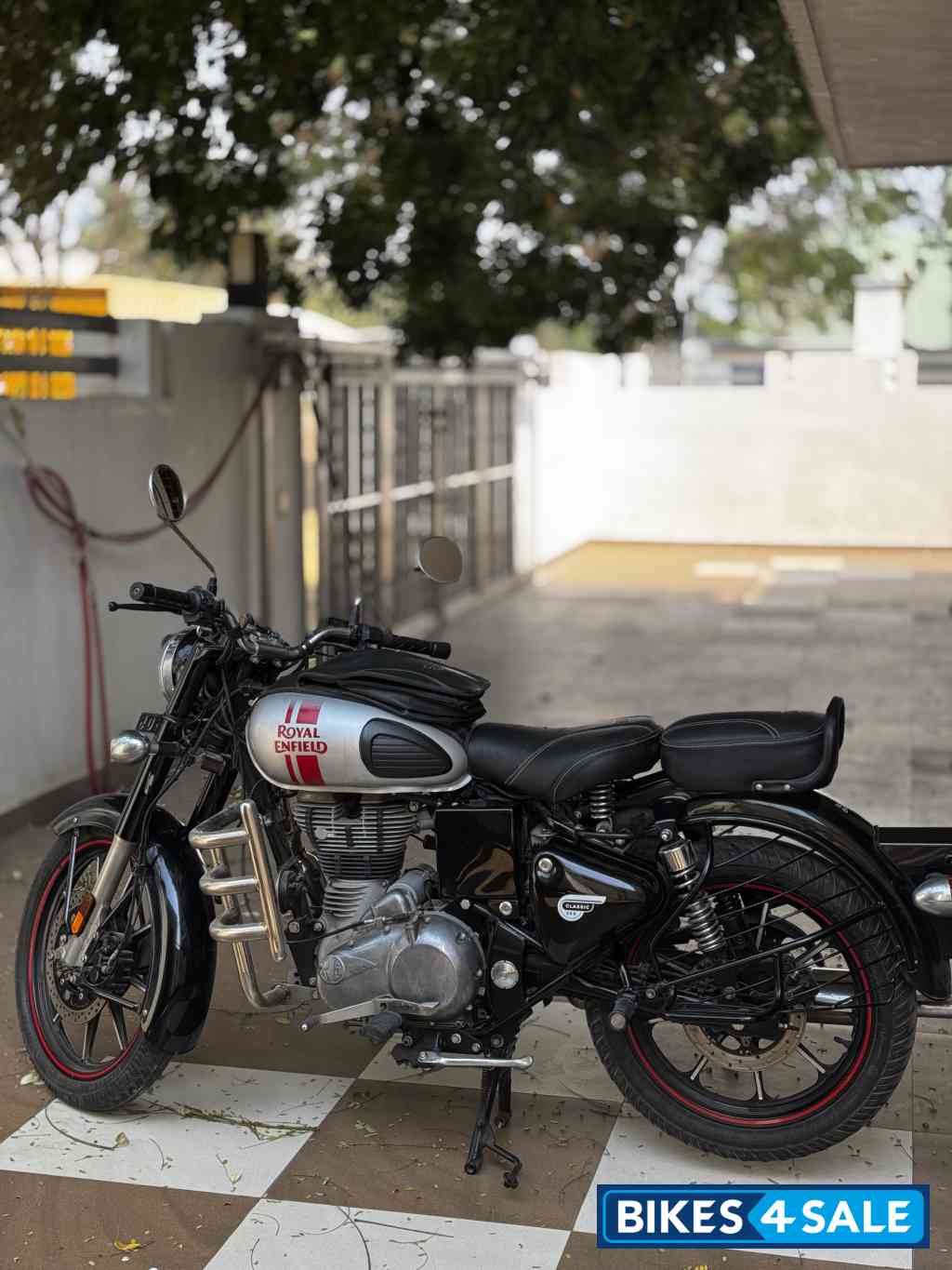 Metallic Silver Royal Enfield Classic 350 Dual Channel BS6