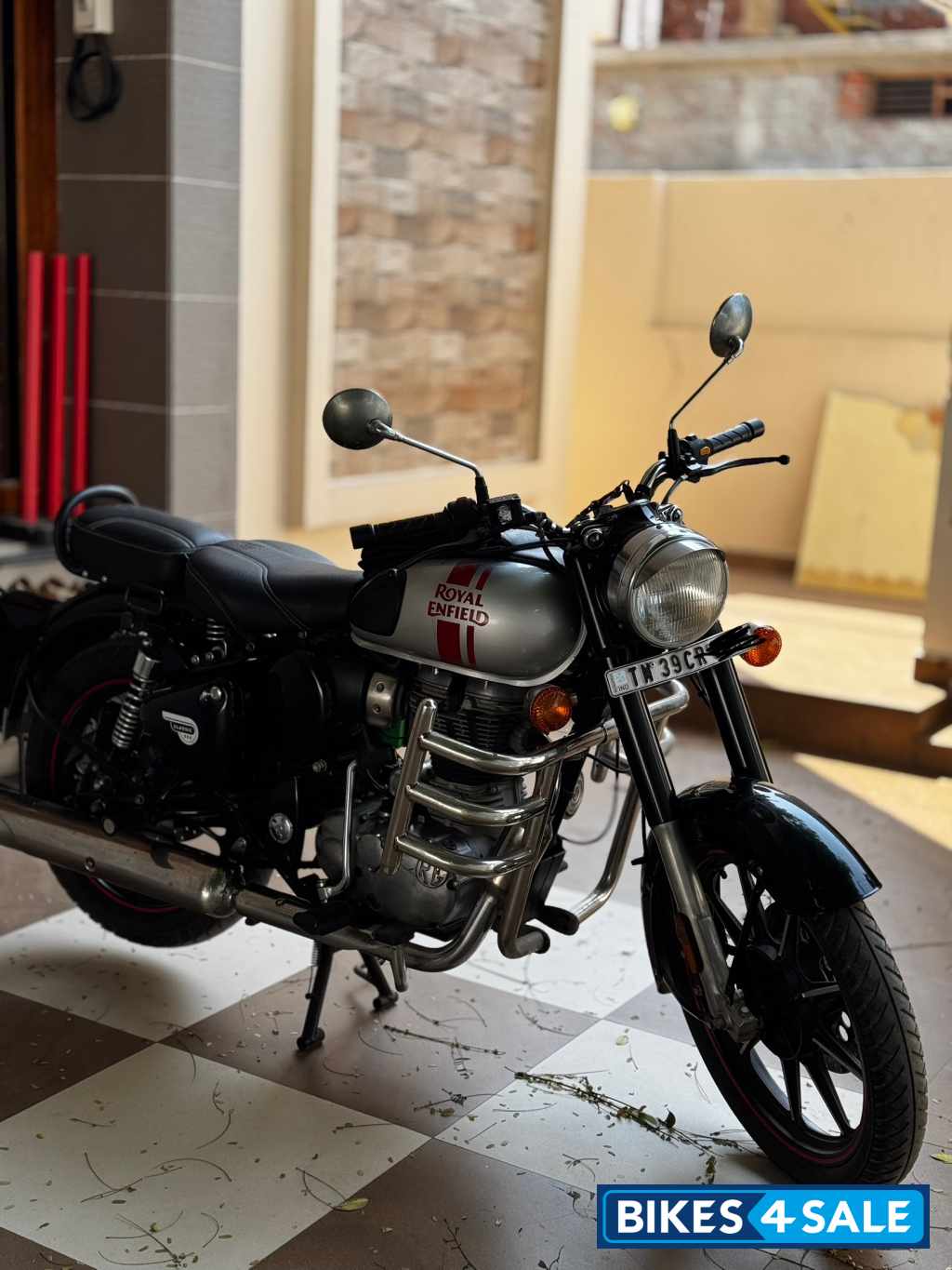 Metallic Silver Royal Enfield Classic 350 Dual Channel BS6