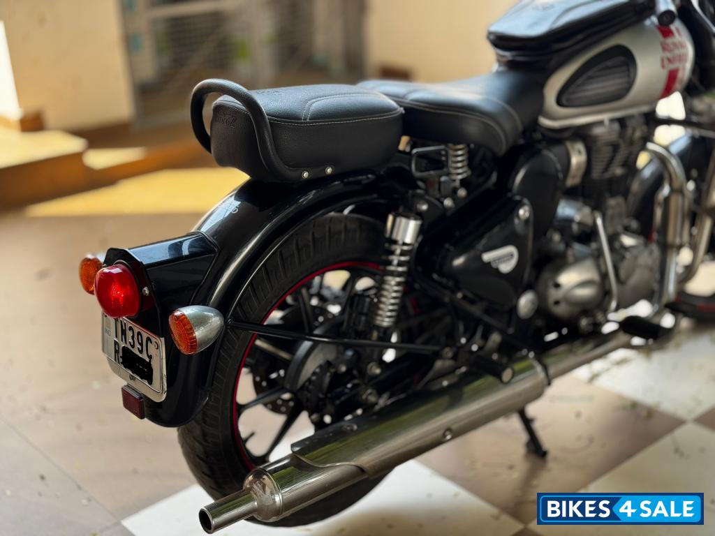 Metallic Silver Royal Enfield Classic 350 Dual Channel BS6