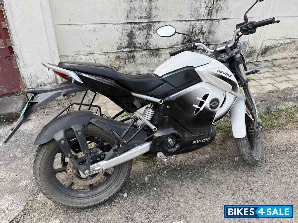 Revolt RV 400