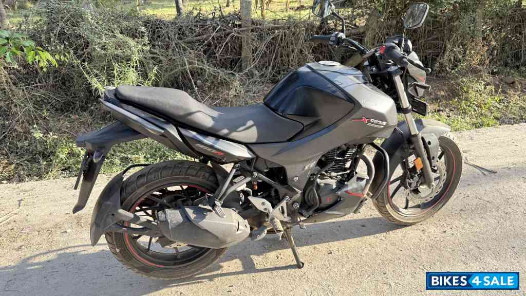 Black Hero Xtreme 160R Stealth Edition