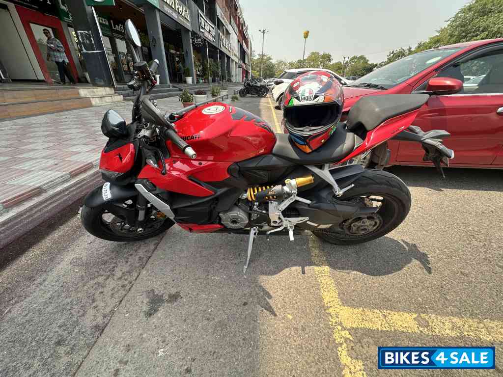 Ducati Streetfighter V2