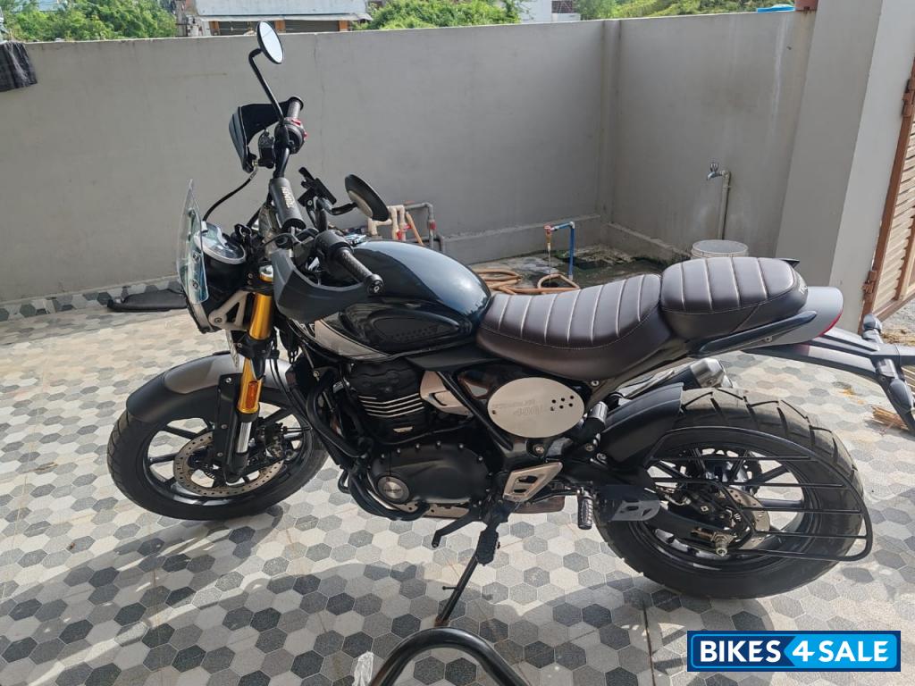 Black Triumph Scrambler 400 X