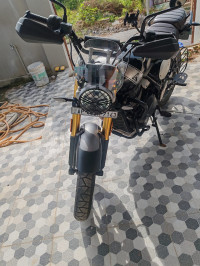 Black Triumph Scrambler 400 X