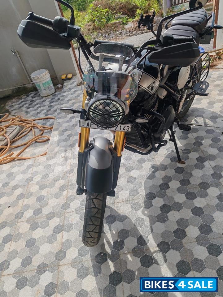 Black Triumph Scrambler 400 X